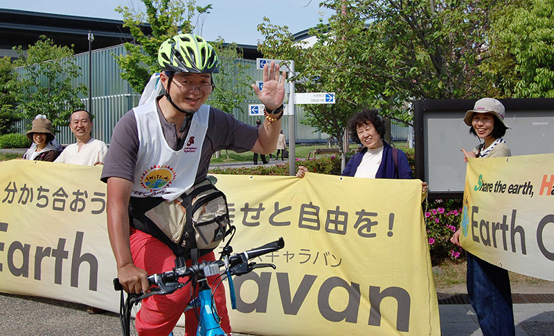 「平和の火」を携え到着した最終走者の大森未久さん=京都市下京区の梅小路公園で、国本ようこ撮影