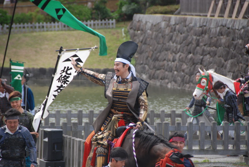 大河ドラマと同じ氏政役を演じた高嶋さん=小田原城址公園で2017年5月3日、澤晴夫撮影