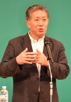 「改憲や特定秘密保護法などの流れを直視しよう」と訴える内田樹氏＝松山市道後町２のひめぎんホールで、成松秋穂撮影