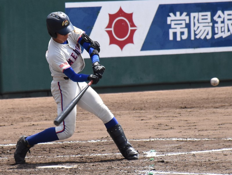 【明秀日立-石岡一】二回表明秀日立1死二、三塁、菊池が左越え3点本塁打=水戸市民球場で