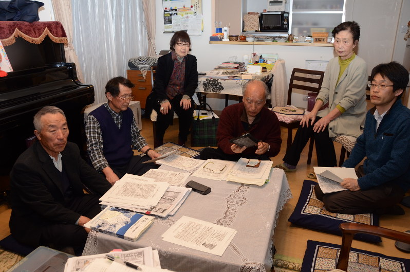 栃木の事故について話し合う西牧さん(右端)ら28年前の雪崩事故の裁判を支援したメンバーら=長野県松本市で