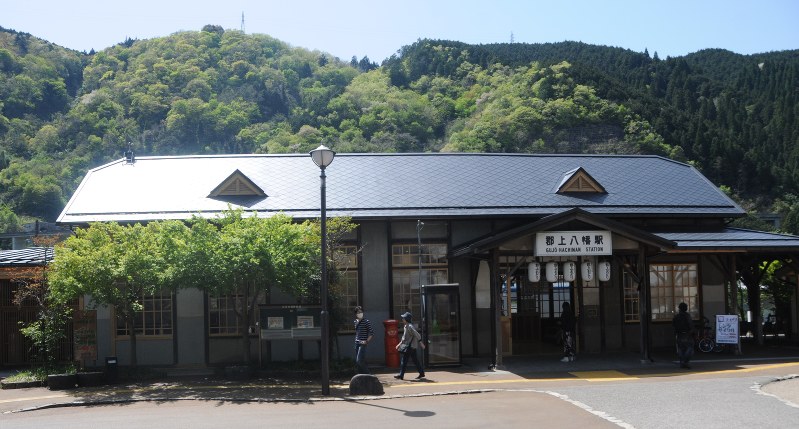 生まれ変わった長良川鉄道の郡上八幡駅=郡上市八幡町で