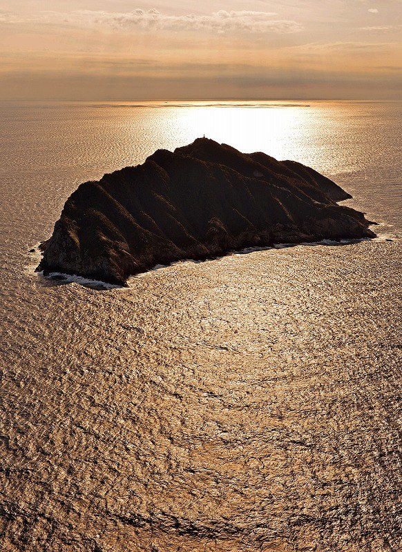 海の正倉院　沖ノ島 　毎日新聞社 世界遺産登録勧告：福岡・宗像「神宿る島」 イコモス [写真特集2/9