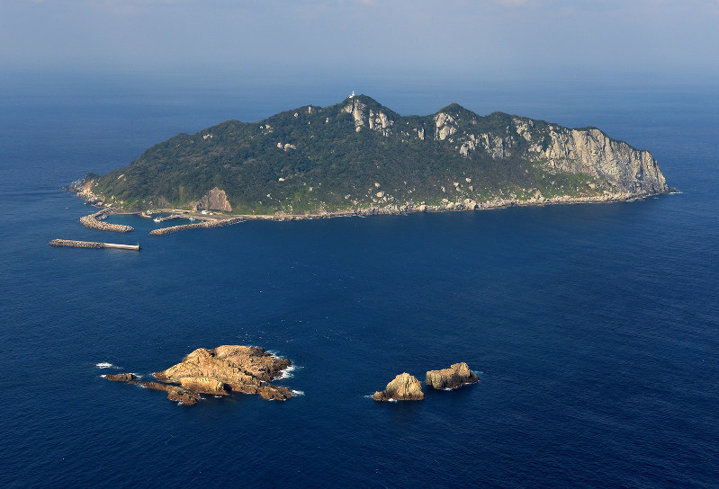 玄界灘に浮かぶ沖ノ島。手前は左から小屋島、御門柱、天狗岩=本社ヘリから田鍋公也撮影