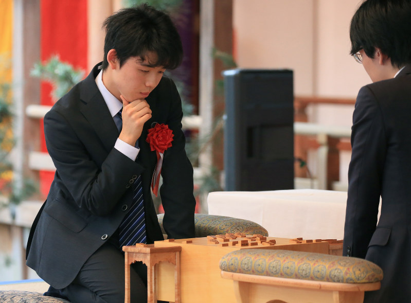 「将棋まつり」のイベントの公開対局で豊島将之八段に敗れた藤井聡太四段(左)=愛知県岡崎市の岡崎城二の丸能楽堂で2017年5月7日、兵藤公治撮影