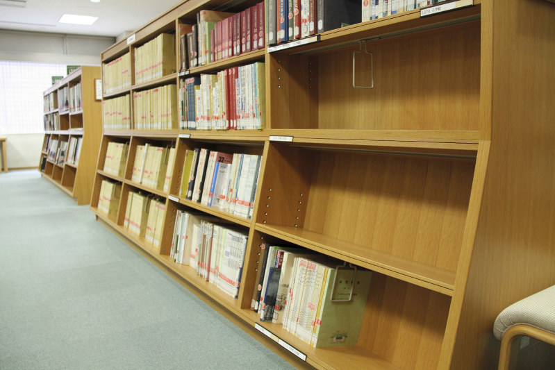 切り取り被害が見つかり、記念誌が閉架書庫へと移されて空きが目立つ開架書庫=津市の三重県立図書館で2017年5月6日午後0時37分、山本萌撮影