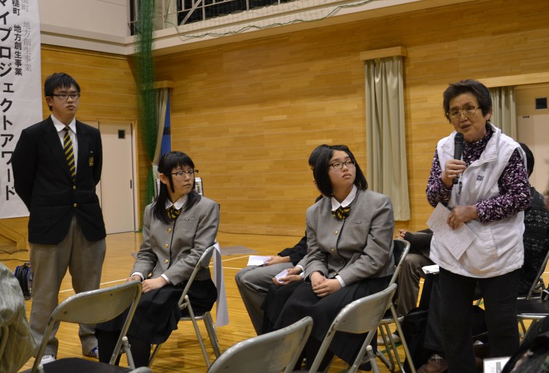「大槌1日修学旅行」で地域の宝物を再発見したと語る、古川海暉(ひかる)さん(左)と藤原テエ子さん(右)=大槌町役場で