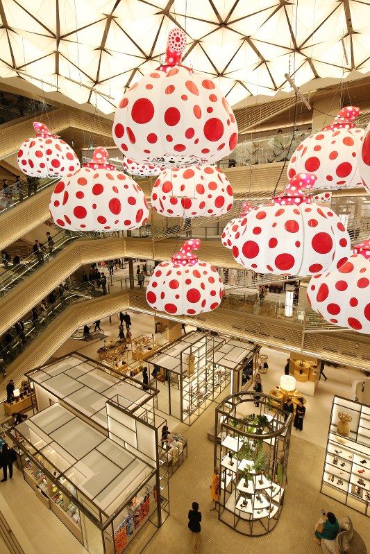 草間弥生さんの作品を取り付けたギンザシックスの吹き抜け空間=東京都中央区銀座6で2017年4月20日、後藤由耶撮影
