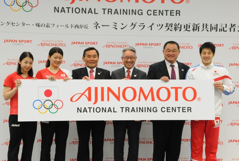 味の素ナショナルトレーニングセンターの命名権更新の発表会見に参加した瀬戸大也(右端)と高橋礼華(左から2人目)ら=東京都北区で2017年5月8日午前11時25分、村上正撮影