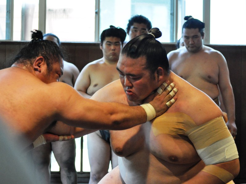 二所ノ関一門の連合稽古に参加した稀勢の里(右)=千葉県船橋市の二所ノ関部屋で2017年5月8日午前10時5分ごろ、飯山太郎撮影