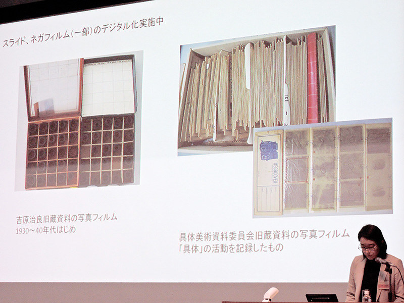 大阪新美術館建設準備室が所蔵する具体美術協会資料について報告する高柳有紀子主任学芸員=東京都港区で2017年1月、岸桂子撮影