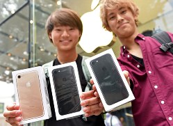 販売店でｉＰｈｏｎｅ７を購入した大学生＝東京都渋谷区で
