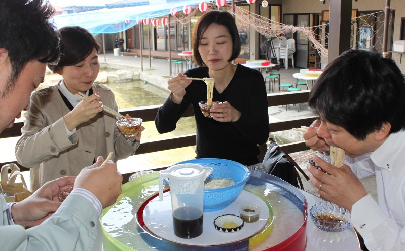 そうめん流しを楽しむ人たち