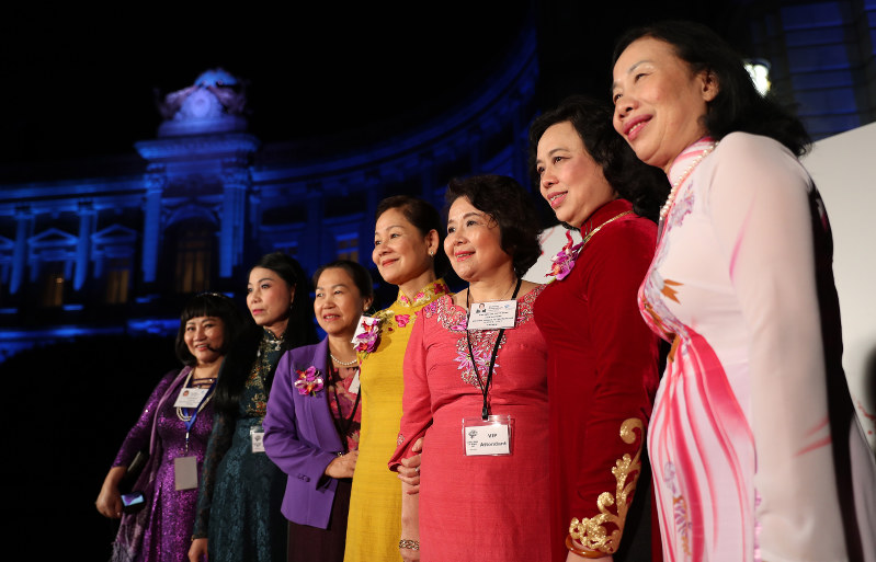 世界女性サミット2017東京大会のウエルカムディナーに参加する各国の女性たち=東京都港区の迎賓館で11日午後8時19分、後藤由耶撮影