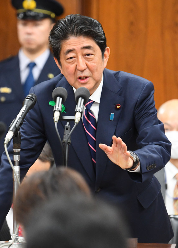 衆院法務委員会で民進・山尾志桜里氏の質問に答える安倍晋三首相=国会内で2017年4月19日午前9時48分、川田雅浩撮影