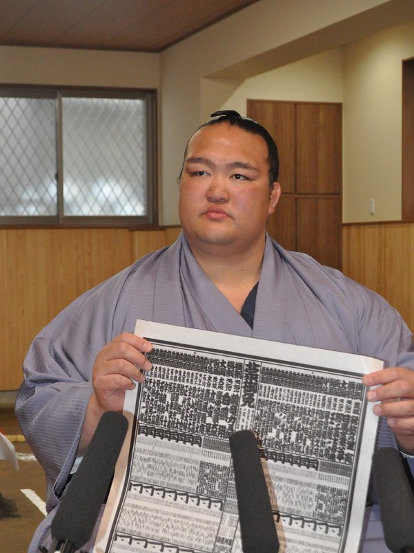東横綱の正位に就いた夏場所番付を手にする稀勢の里=東京都江戸川区で2017年5月1日、飯山太郎撮影