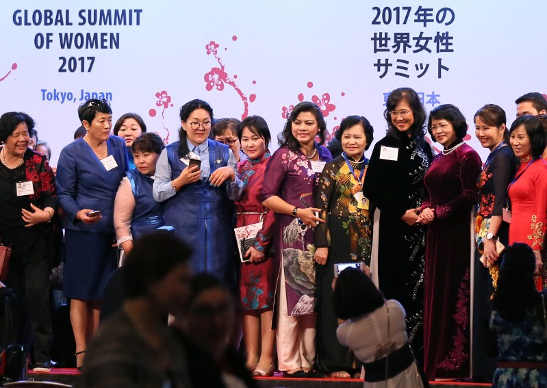 世界女性サミットの開会式終了後、壇上で記念撮影する参加者たち=東京都港区で2017年5月11日午後7時42分、佐々木順一撮影