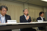 記者会見で除染事業の偽装について説明する福島市の渡辺千賀良・環境部長（中央）＝福島市役所で１１日、曽根田和久撮影