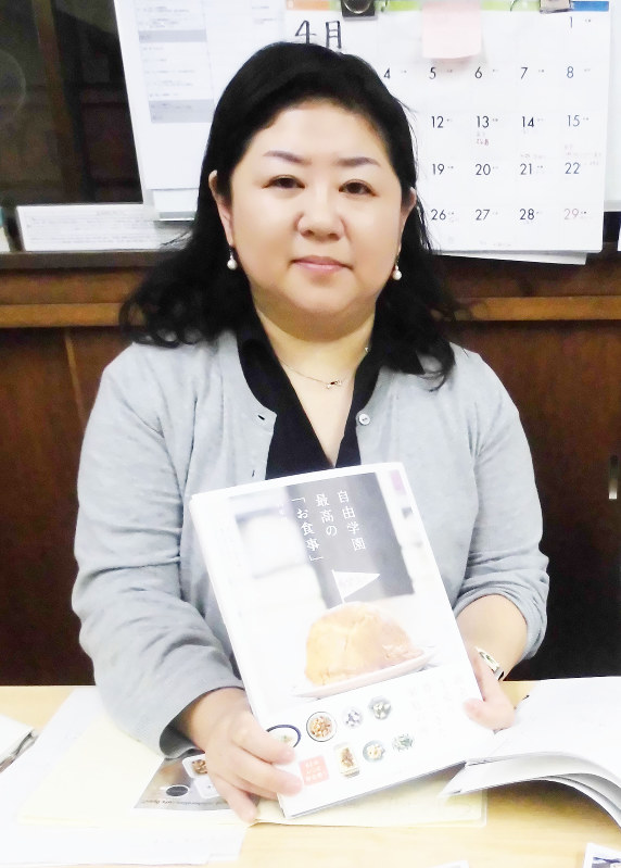 レシピ本を企画した一人、小路桃子さん=東久留米市で