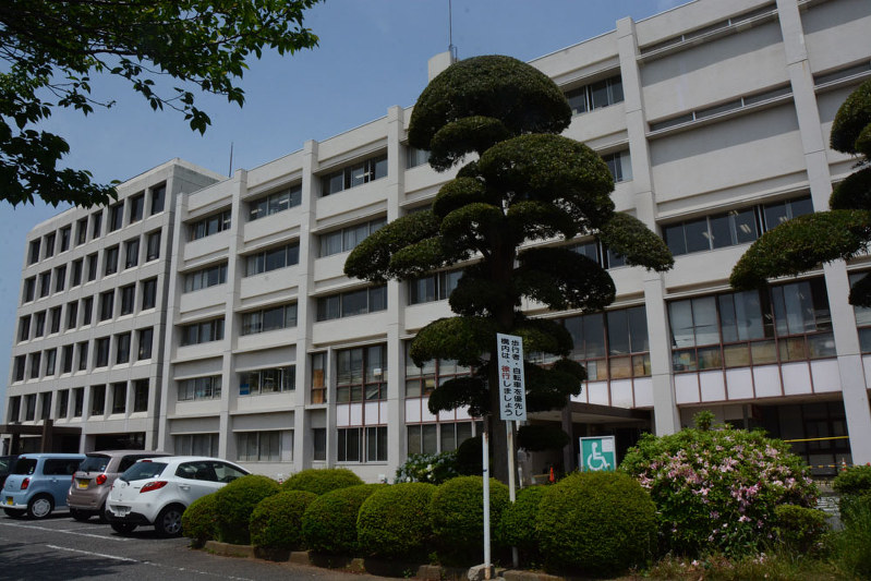 耐震性の不足が指摘されている八千代市役所庁舎。建て替えについても市長選の争点の一つになっている=八千代市大和田新田で