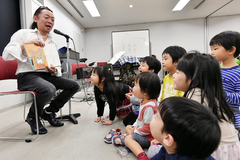 子供たちに絵本の読み聞かせをするファザーリング・ジャパンの安藤哲也さん=東京都渋谷区で、内藤絵美撮影