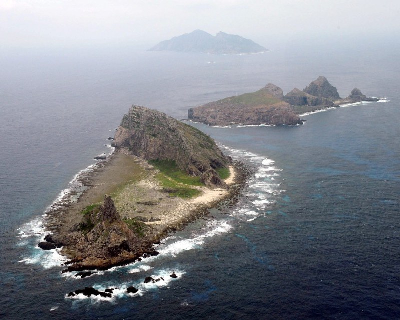 尖閣諸島の(手前から)南小島、北小島、魚釣島=2010年11月、西村剛撮影