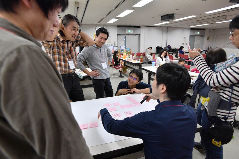 男性の育児について意見交換する「パパの育児応援塾」交流会の参加者たち=東京都渋谷区で