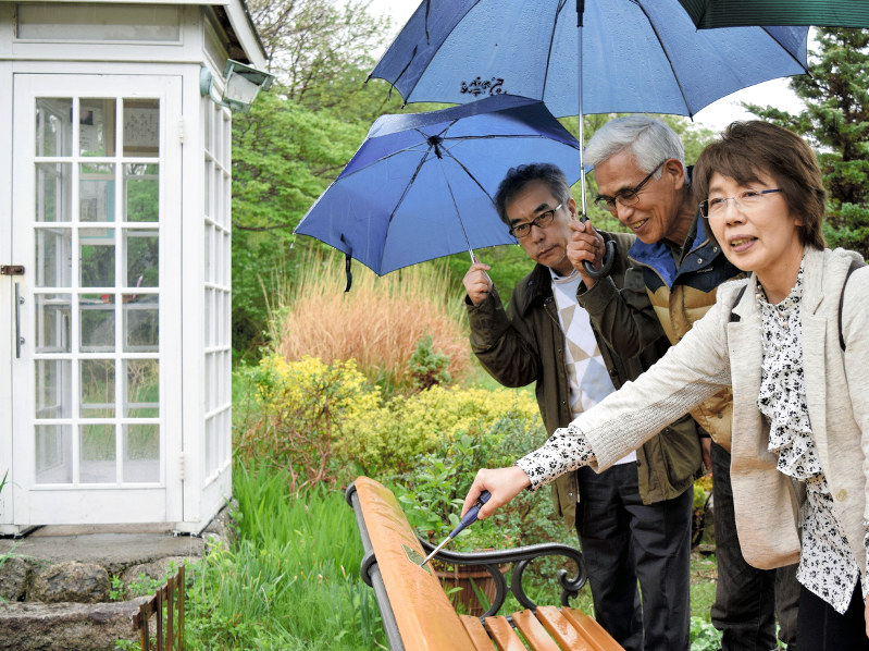 夫が約束した「風の電話」の長椅子に銘板を留める上田恵都子さん(右)。中央は佐々木格さん=岩手県大槌町吉里吉里でで2017年5月13日、鬼山親芳撮影