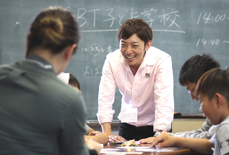 子どもたちと笑顔で話す日本LGBT協会の清水展人代表理事(中央)=徳島市庄町1の多目的スペース「エミール」で、大坂和也撮影