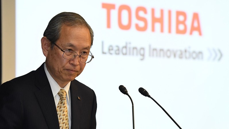 記者会見に臨む東芝の綱川智社長=2017年5月15日、丸山博撮影