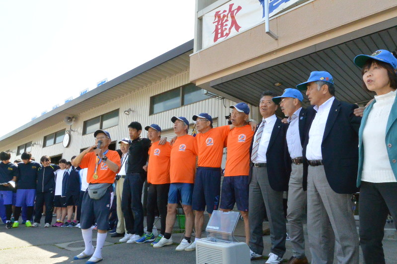 京都大ボート部OBの先導で参加者が肩を組み大合唱した=下諏訪町漕艇場で