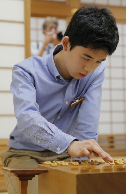 プロを目指す奨励会の三段リーグが始まり、駒を進める藤井聡太・新三段＝大阪市福島区の関西将棋会館で２０１６年４月２３日午前９時１分、三村政司撮影