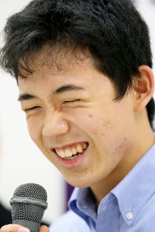 史上最年少でのプロ入りを決め、記者会見で笑顔を見せる藤井聡太さん＝東京都渋谷区の将棋会館で２０１６年９月３日午後５時５３分、森田剛史撮影