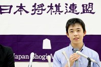 史上最年少でのプロ入りを決め、記者会見する藤井聡太さん＝東京都渋谷区の将棋会館で２０１６年９月３日午後５時４９分、森田剛史撮影