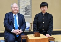 加藤一二三九段（左）に勝ち感想戦を終えた後、写真撮影に応じる藤井聡太四段＝東京都渋谷区の東京将棋会館で２０１６年１２月２４日午後９時４０分、宮間俊樹撮影