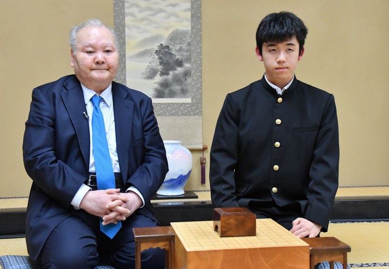 加藤一二三九段（左）に勝ち感想戦を終えた後、写真撮影に応じる藤井聡太四段＝東京都渋谷区の東京将棋会館で２０１６年１２月２４日午後９時４０分、宮間俊樹撮影