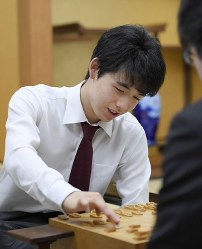 連勝記録を「１６」に更新し、対局を振り返る藤井聡太四段＝大阪市の関西将棋会館で２０１７年５月４日午後