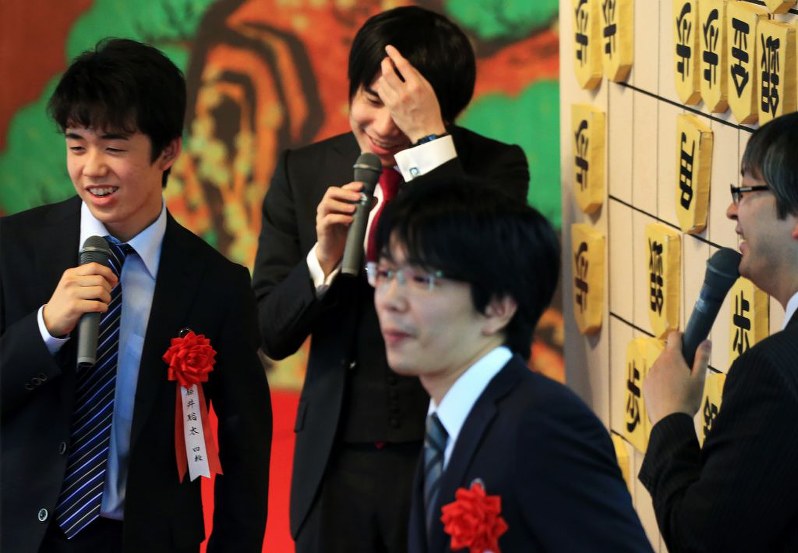 「将棋まつり」のイベントで豊島将之八段（中央手前）との対局後、感想を述べる藤井聡太四段（左）＝愛知県岡崎市の岡崎城二の丸能楽堂で２０１７年５月７日、兵藤公治撮影
