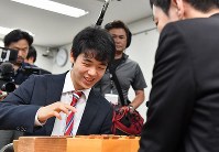 西川和宏六段（手前）を破り、感想戦で笑顔を見せる藤井聡太四段＝関西将棋会館で２０１７年５月１２日午後３時４７分、小関勉撮影