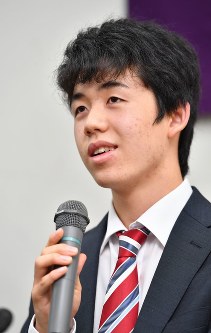 王将戦予選で西川和宏六段を破り、連勝記録を「１７」とし、記者会見する藤井聡太四段＝大阪市福島区の関西将棋会館で２０１７年５月１２日午後３時４１分、小関勉撮影