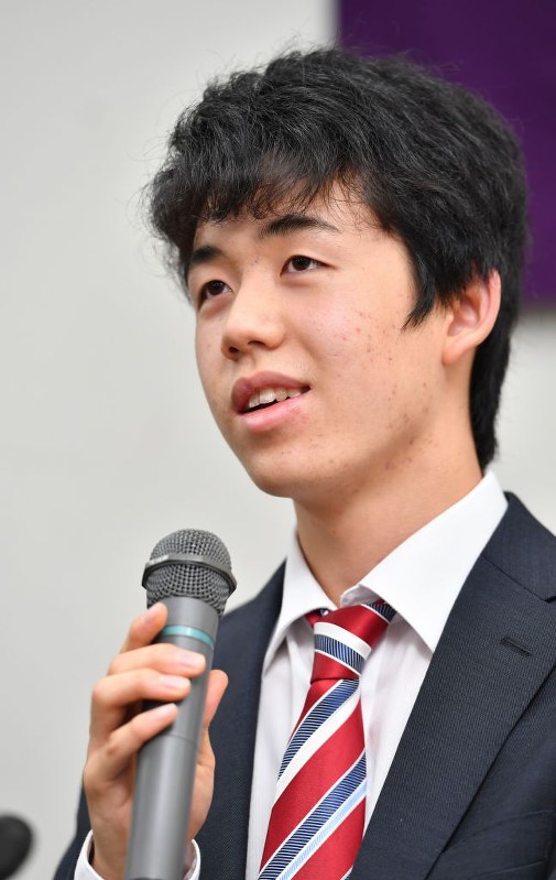 王将戦予選で西川和宏六段を破り、連勝記録を「１７」とし、記者会見する藤井聡太四段＝大阪市福島区の関西将棋会館で２０１７年５月１２日午後３時４１分、小関勉撮影