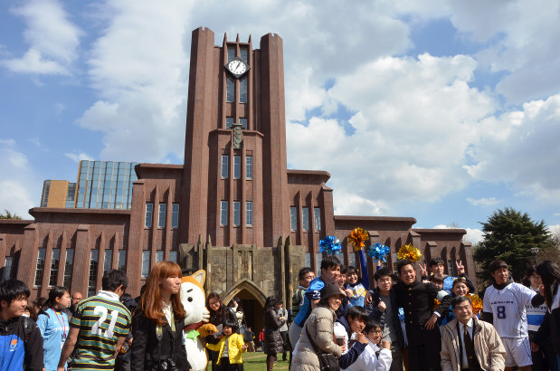 東京大学の合格発表(安田講堂前、3月10日)=中村琢磨撮影