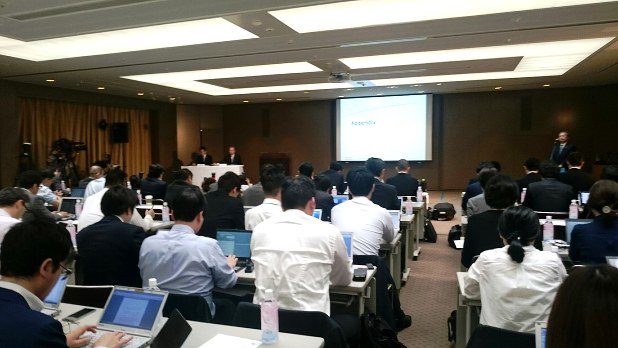 会見場となった東芝本社39階の会議室には多くの報道陣が詰めかけた=2017年5月15日、今沢真撮影