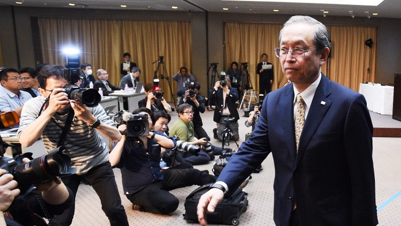 記者会見を終えて退室する東芝の綱川智社長=2017年5月15日、丸山博撮影