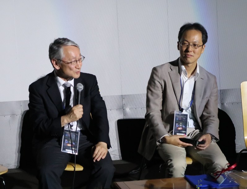 はやぶさ2について対談する川口淳一郎・はやぶさプロジェクトマネジャー(左)と、津田雄一・はやぶさ2プロジェクトマネジャー=東京都足立区で15日、永山悦子撮影