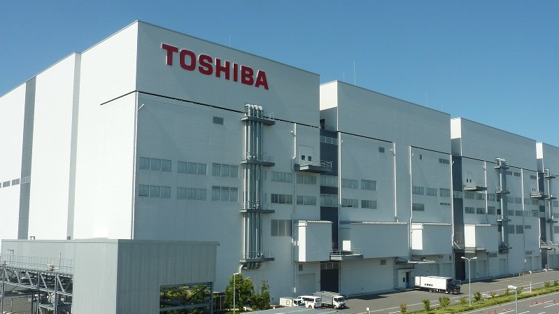 東芝とウエスタン・デジタルは四日市工場で半導体メモリを共同生産してきた=2014年9月、岡正勝撮影