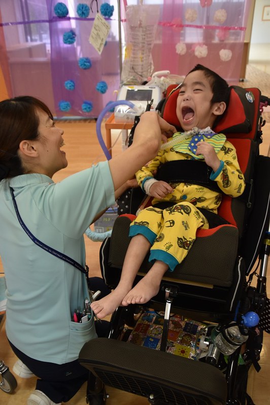 開放的な空間での遊びに、笑顔で喜ぶ子ども=東京都世田谷区の「もみじの家」で
