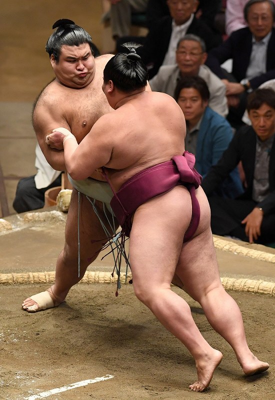 大相撲夏場所：4日目 稀勢の里が2敗目 遠藤に初金星 [写真特集6/8 