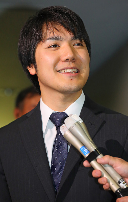 報道陣の取材に応じて、笑顔を見せる小室圭さん=東京都中央区で2017年5月17日午前10時3分、小川昌宏撮影