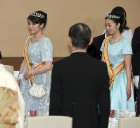 宮中晩餐会に臨まれる、秋篠宮家の長女・眞子さまと次女・佳子さま＝皇居・宮殿「豊明殿」で２０１７年４月５日（代表撮影）